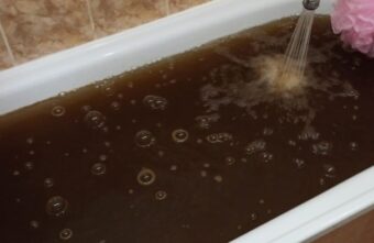 Жители Тверской области ждут, когда вода в их домах станет прозрачной