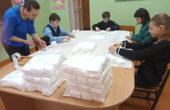 В Тверской области школьники сделали 2000 салфеток для военного госпиталя