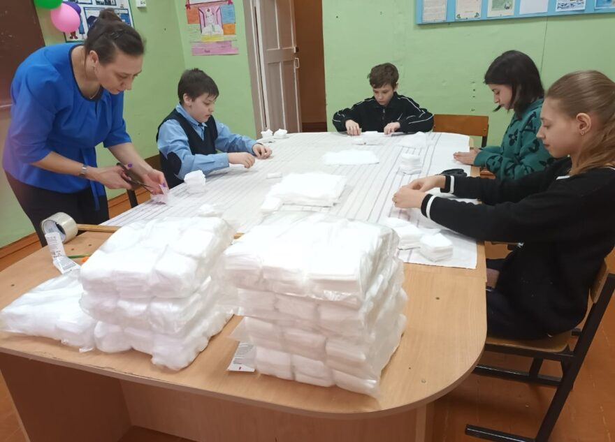 В Тверской области школьники сделали 2000 салфеток для военного госпиталя