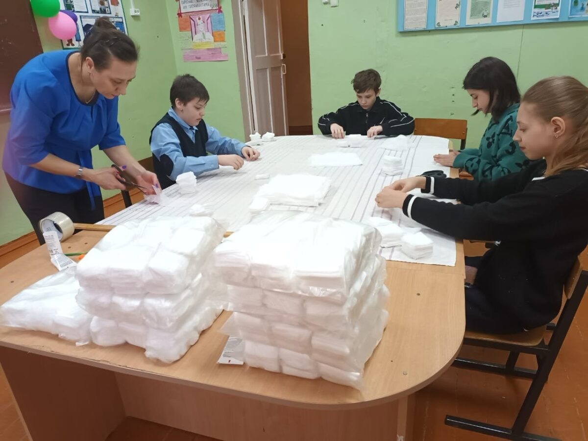 В Тверской области школьники сделали 2000 салфеток для военного госпиталя