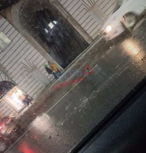 В Твери подростки украли дорожный знак