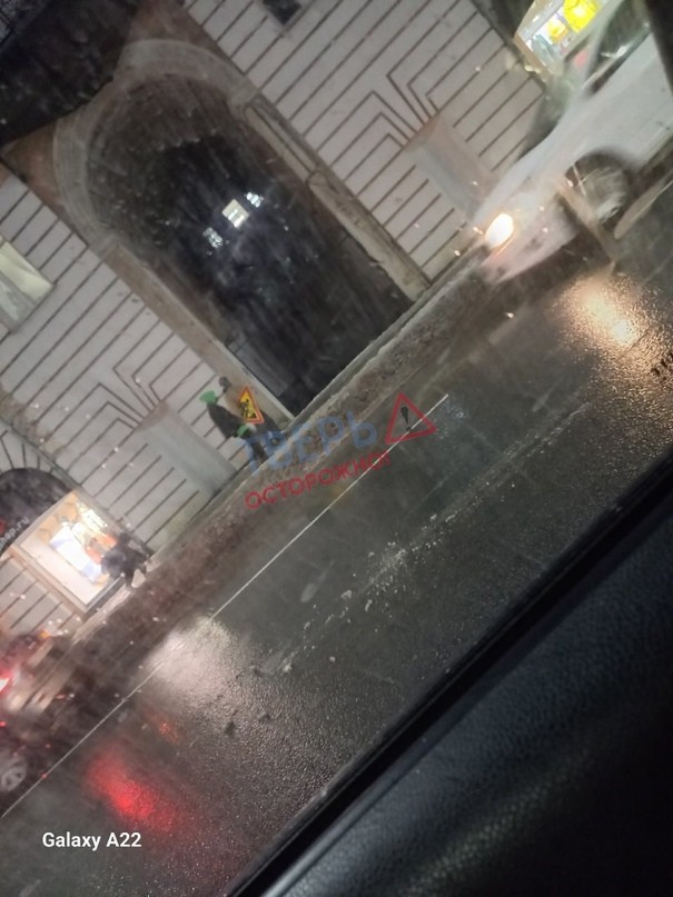 В Твери подростки украли дорожный знак