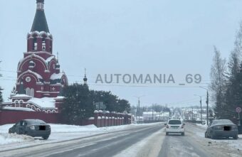 У моста в Тверской области столкнулись две легковушки У моста в Тверской области столкнулись две легковушки