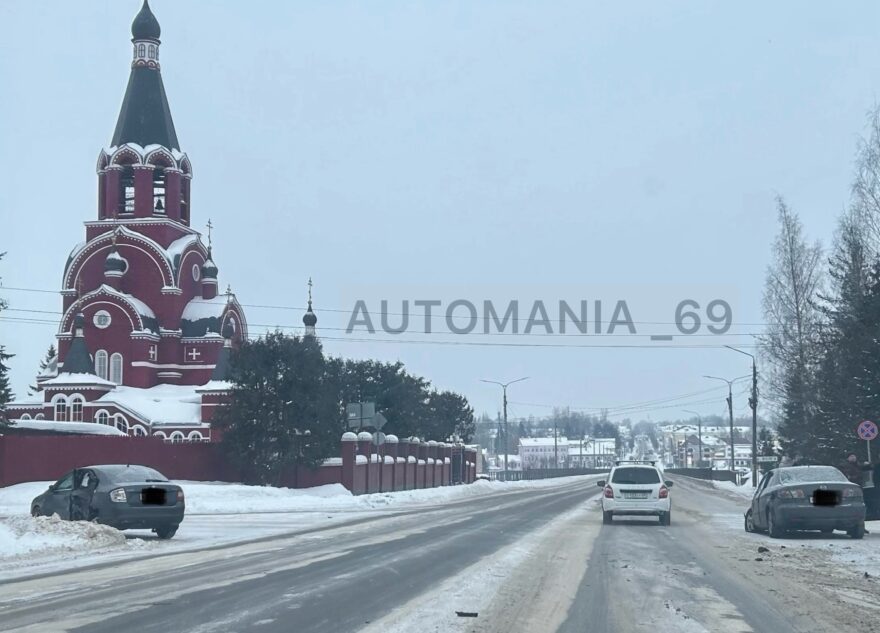 У моста в Тверской области столкнулись две легковушки