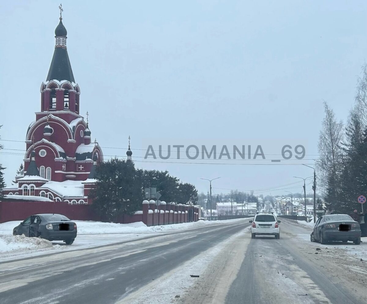 У моста в Тверской области столкнулись две легковушки