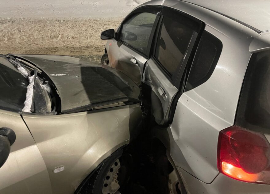 Две иномарки столкнулись в Твери, есть пострадавший