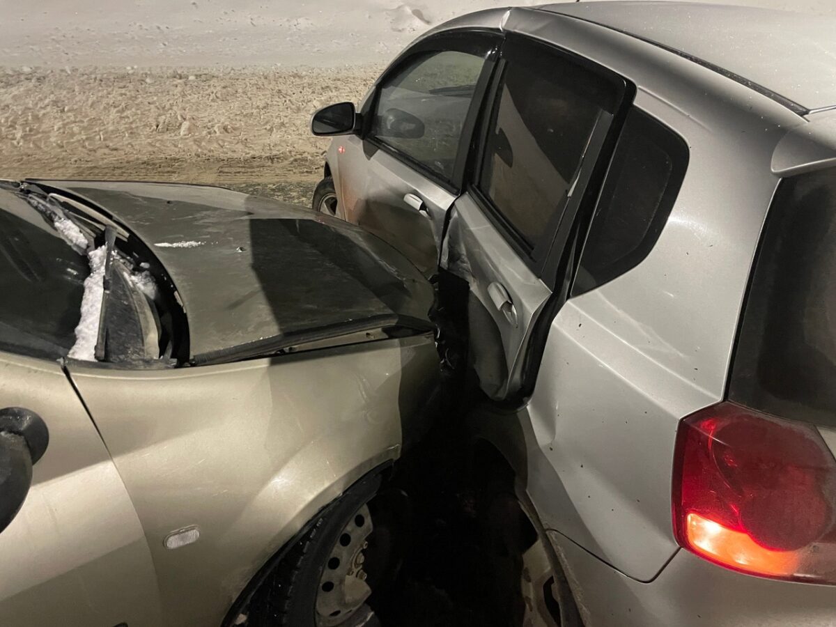 Две иномарки столкнулись в Твери, есть пострадавший