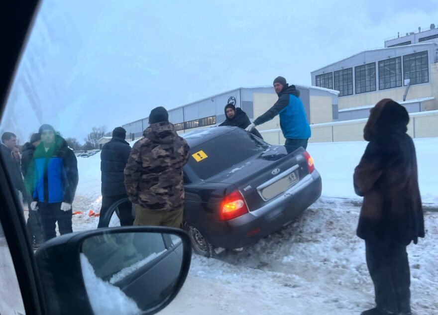 В Тверской области легковушку занесло в снежный вал