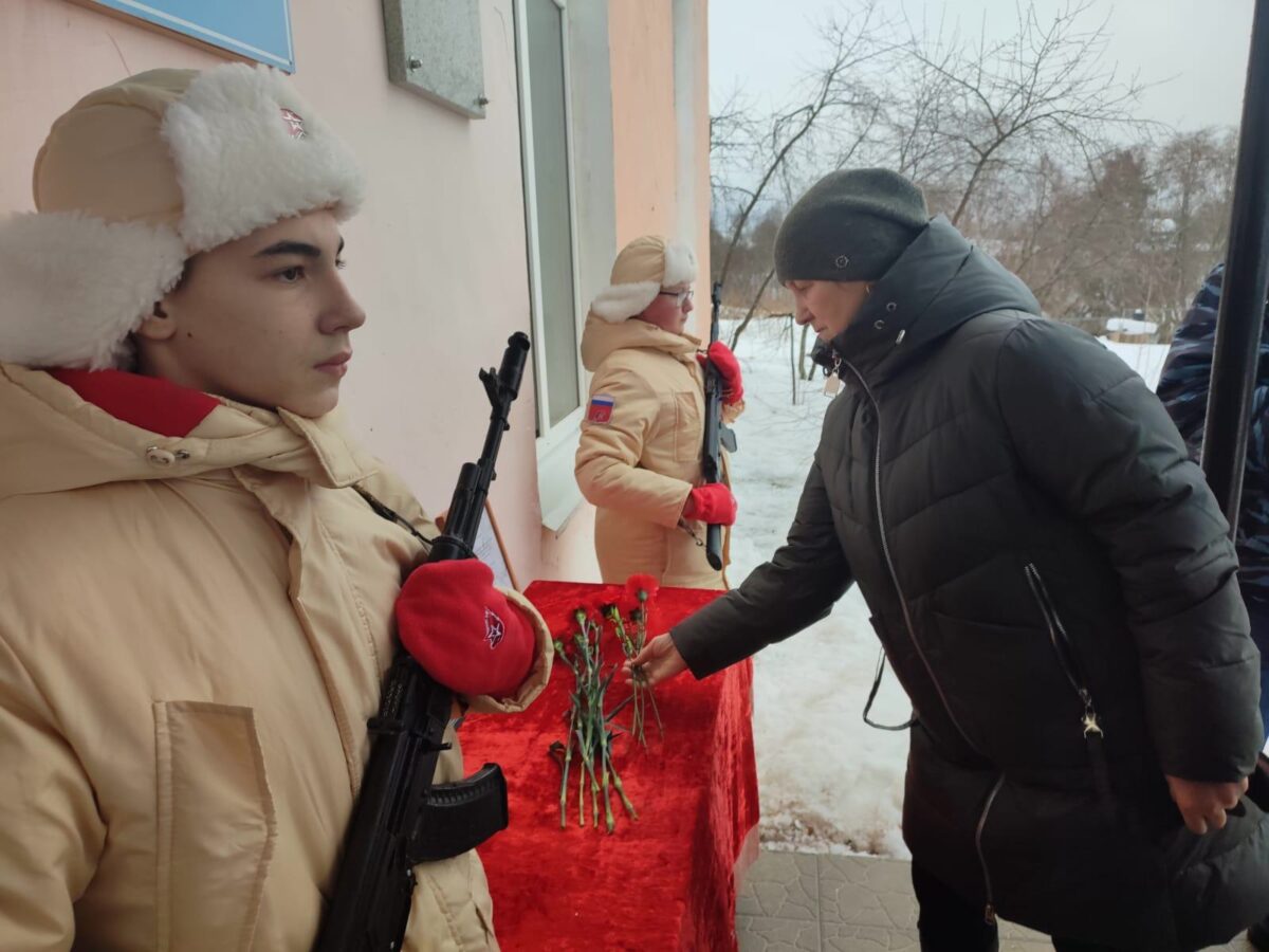 В честь погибшего жителя Тверской области открыли памятную доску