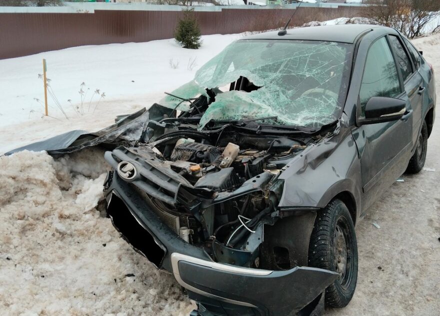 Водитель ВАЗа пострадал в столкновении с трактором под Тверью