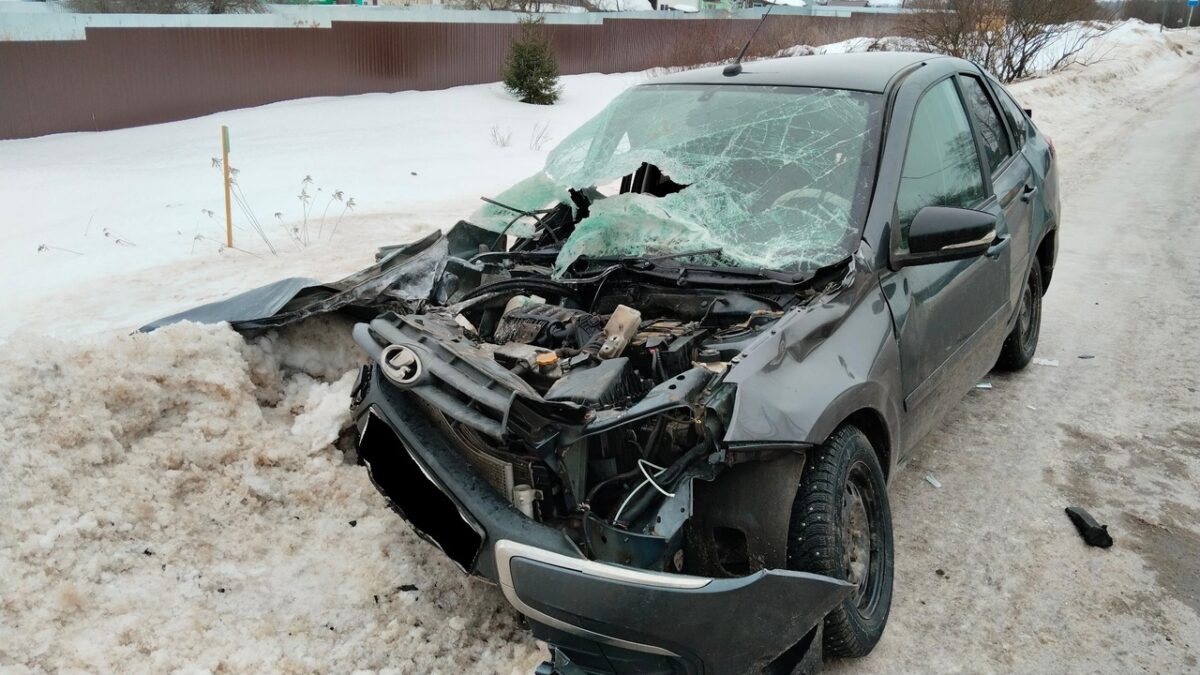 Водитель ВАЗа пострадал в столкновении с трактором под Тверью