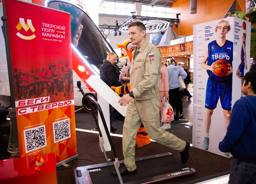 Посетители стенда Тверской области проявили себя в гребле, беге и других активностях