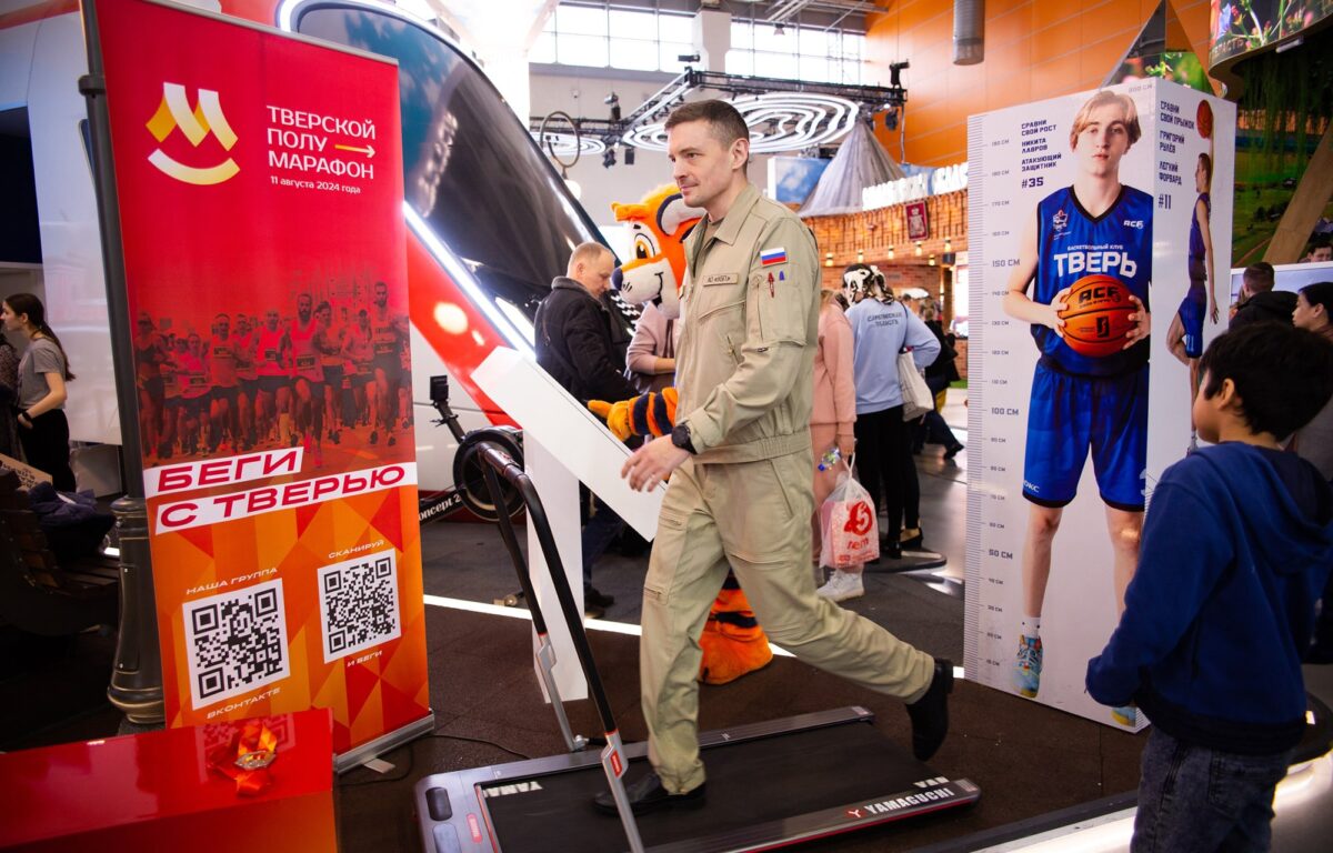 Посетители стенда Тверской области проявили себя в гребле, беге и других активностях
