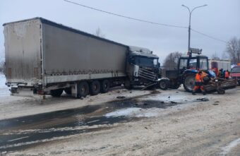 В страшной аварии между трактором и грузовиком в Тверской области есть пострадавшие В страшной аварии между трактором и грузовиком в Тверской области есть пострадавшие