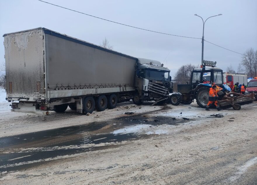 В страшной аварии между трактором и грузовиком в Тверской области есть пострадавшие В страшной аварии между трактором и грузовиком в Тверской области есть пострадавшие