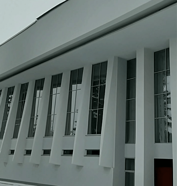 Крыша театра в Твери «взлетает» на ветру