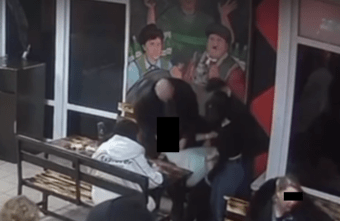 В Тверской области посетитель бара сломал девушке руку В Тверской области посетитель бара сломал девушке руку