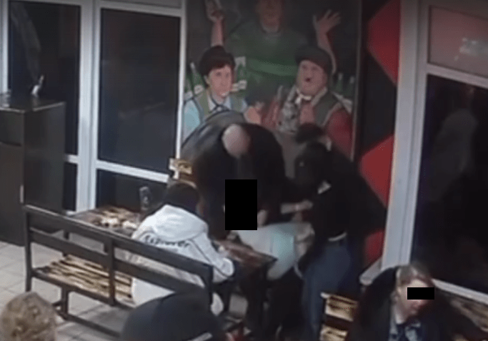 В Тверской области посетитель бара сломал девушке руку