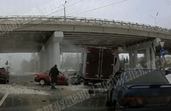 В Твери под Мигаловской эстакадой столкнулись легковушка и грузовик