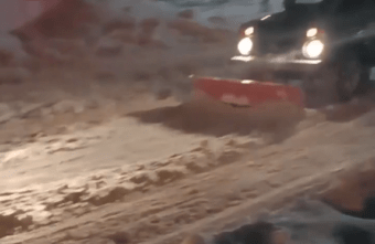 В Тверской области водитель очистил улицу от снега на своей «Ниве»