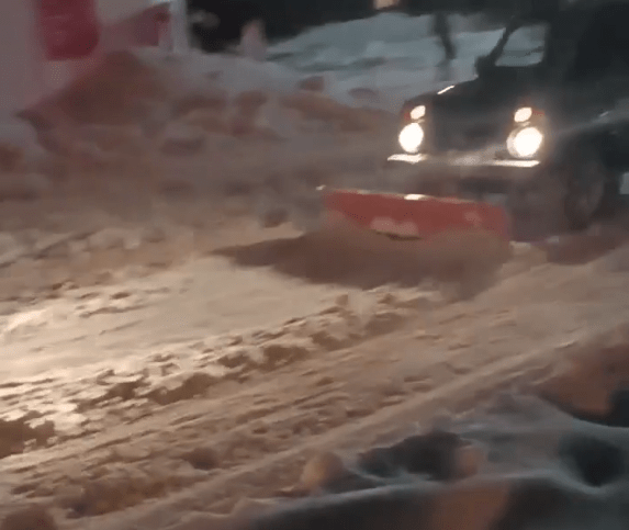 В Тверской области водитель очистил улицу от снега на своей «Ниве»