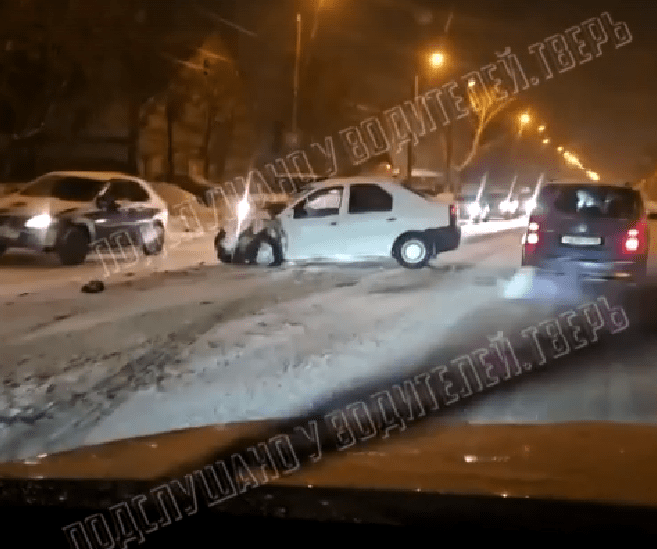 В Заволжском районе Твери произошла серьезная авария