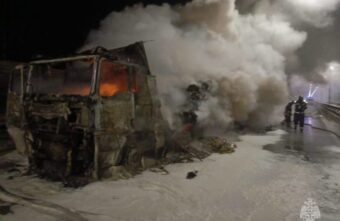 В Тверской области после аварии загорелся большегруз В Тверской области после аварии загорелся большегруз