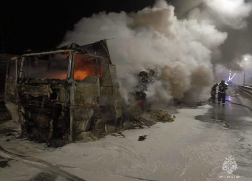 В Тверской области после аварии загорелся большегруз