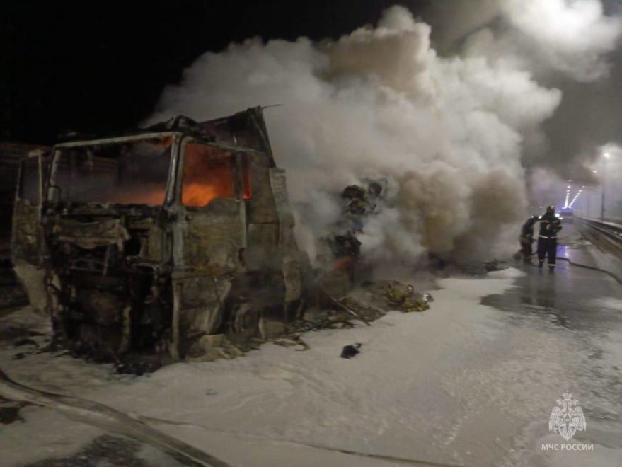 В Тверской области после аварии загорелся большегруз