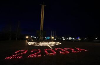 В Твери на площади у Обелиска Победы прошла акция, посвящённая памяти жертв трагедии в «Крокус Сити Холле»