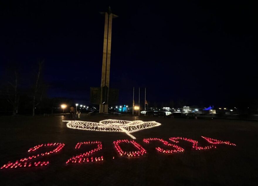 В Твери на площади у Обелиска Победы прошла акция, посвящённая памяти жертв трагедии в «Крокус Сити Холле»