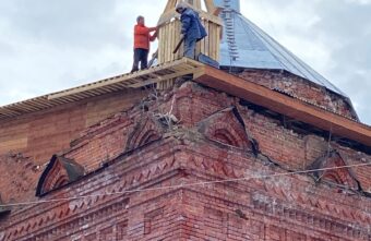 В Тверской области собирают угловой купол храма Благовещения