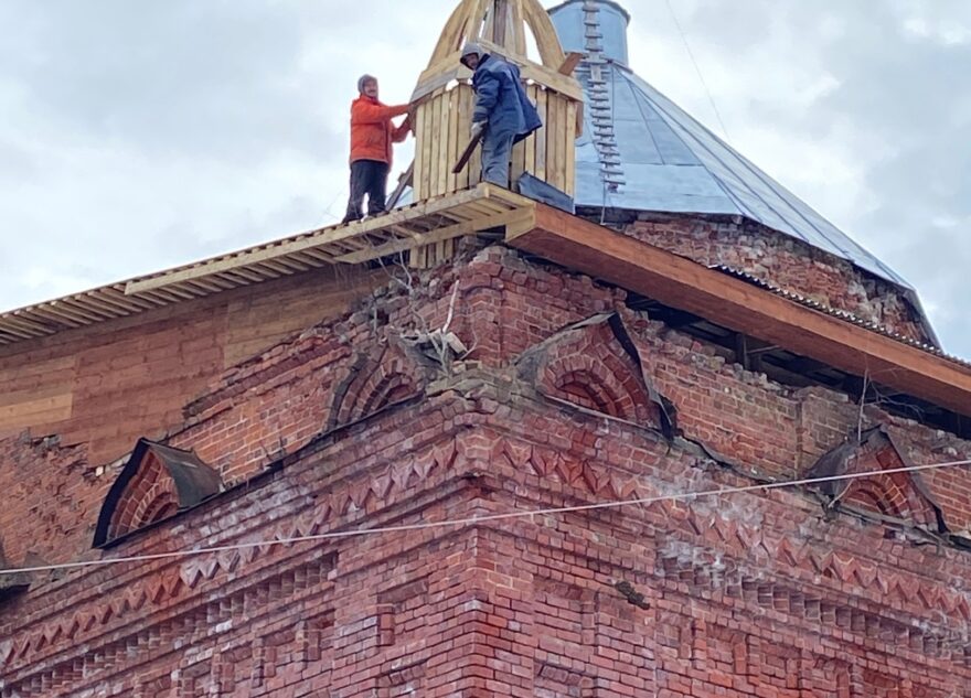 В Тверской области собирают угловой купол храма Благовещения
