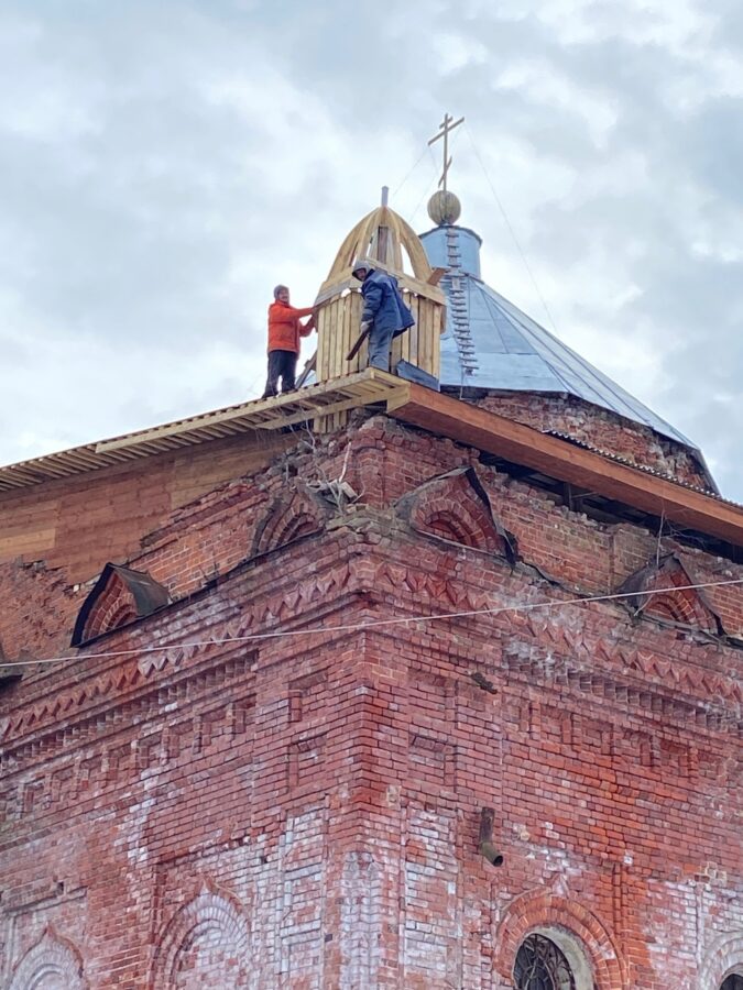 В Тверской области собирают угловой купол храма Благовещения