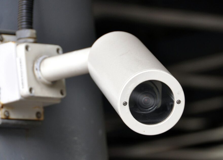 Жительница Тверской области пожаловалась суду, что её жизнь снимает соседская камера