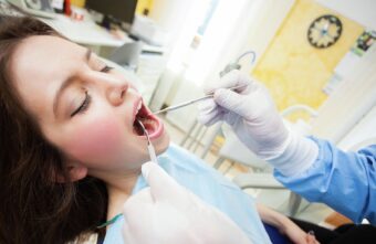 Эксперт назвал растворяющий ткани зубов продукт