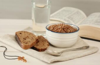 Врач рассказала о проблемах со здоровьем из-за постной пищи