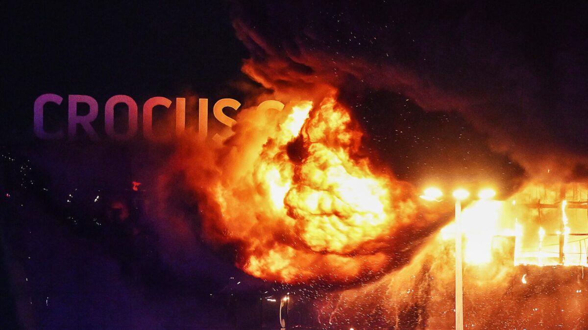 Напавшие на "Крокус" террористы выбросили взрывчатку на трассе при бегстве