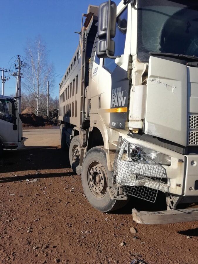Два грузовых автомобиля столкнулись под Тверью, есть пострадавший