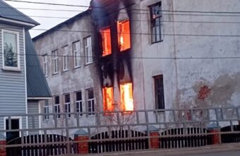 Во время пожара в Тверской области сгорели маскировочные сети для бойцов Во время пожара в Тверской области сгорели маскировочные сети для бойцов