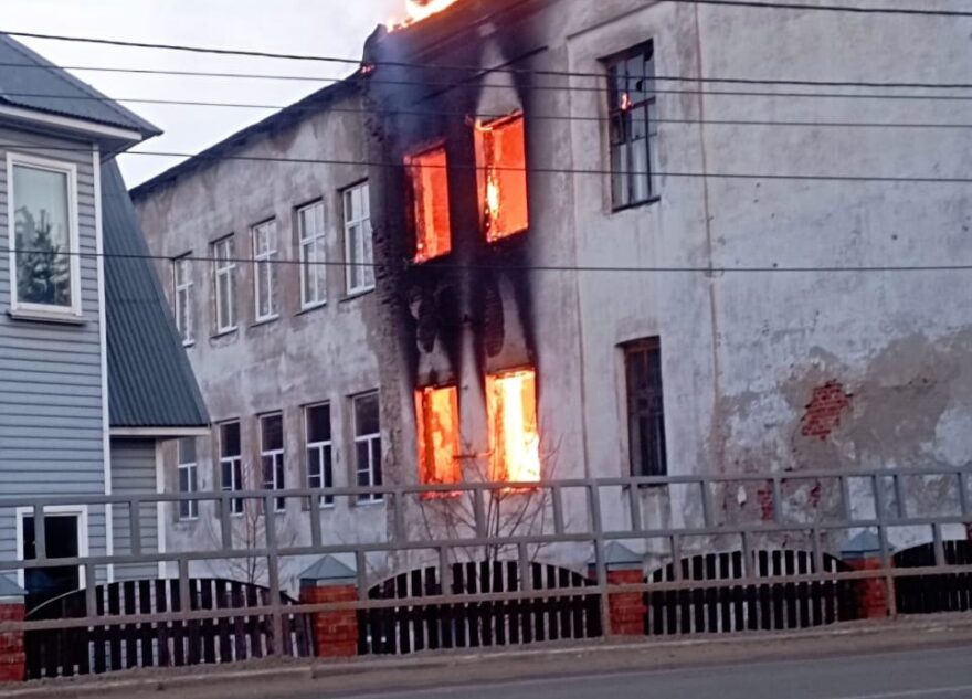 Во время пожара в Тверской области сгорели маскировочные сети для бойцов