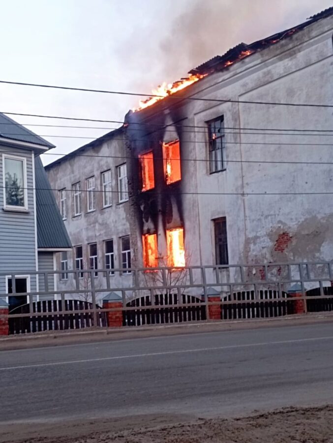 Во время пожара в Тверской области сгорели маскировочные сети для бойцов