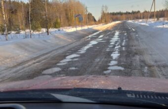 На дороге в Тверской области вместо асфальта положили песок