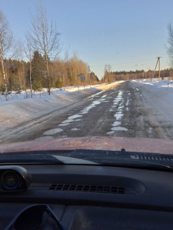 На дороге в Тверской области вместо асфальта положили песок