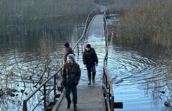 Жителей Тверской области не напугал мост, который почти полностью затопило Жителей Тверской области не напугал мост, который почти полностью затопило