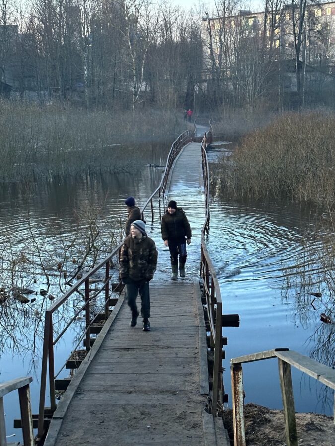 Жителей Тверской области не напугал мост, который почти полностью затопило