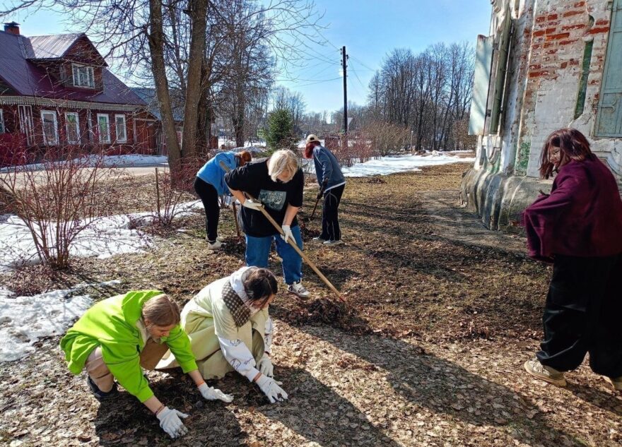 Школьники навели порядок около церкви в Торопце