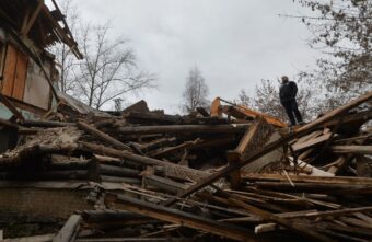 В Тверской области водитель загрязнил почву досками и брёвнами