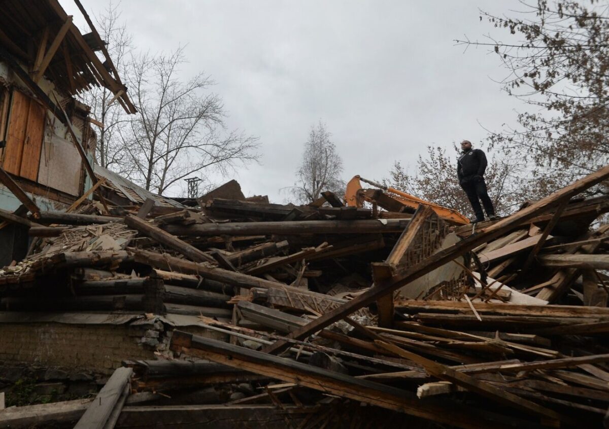 В Тверской области водитель загрязнил почву досками и брёвнами