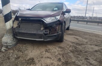 Водитель "Хонды" пострадал в столкновениях с КАМАЗом и столбом